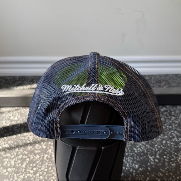 Toronto Raptors Throwback Logo Denim Snapback - Picture 2 of 3